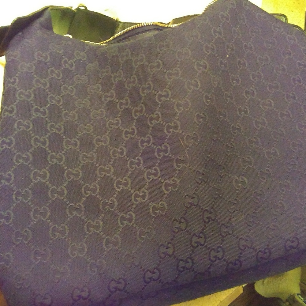 Medium size authentic gucci  bag